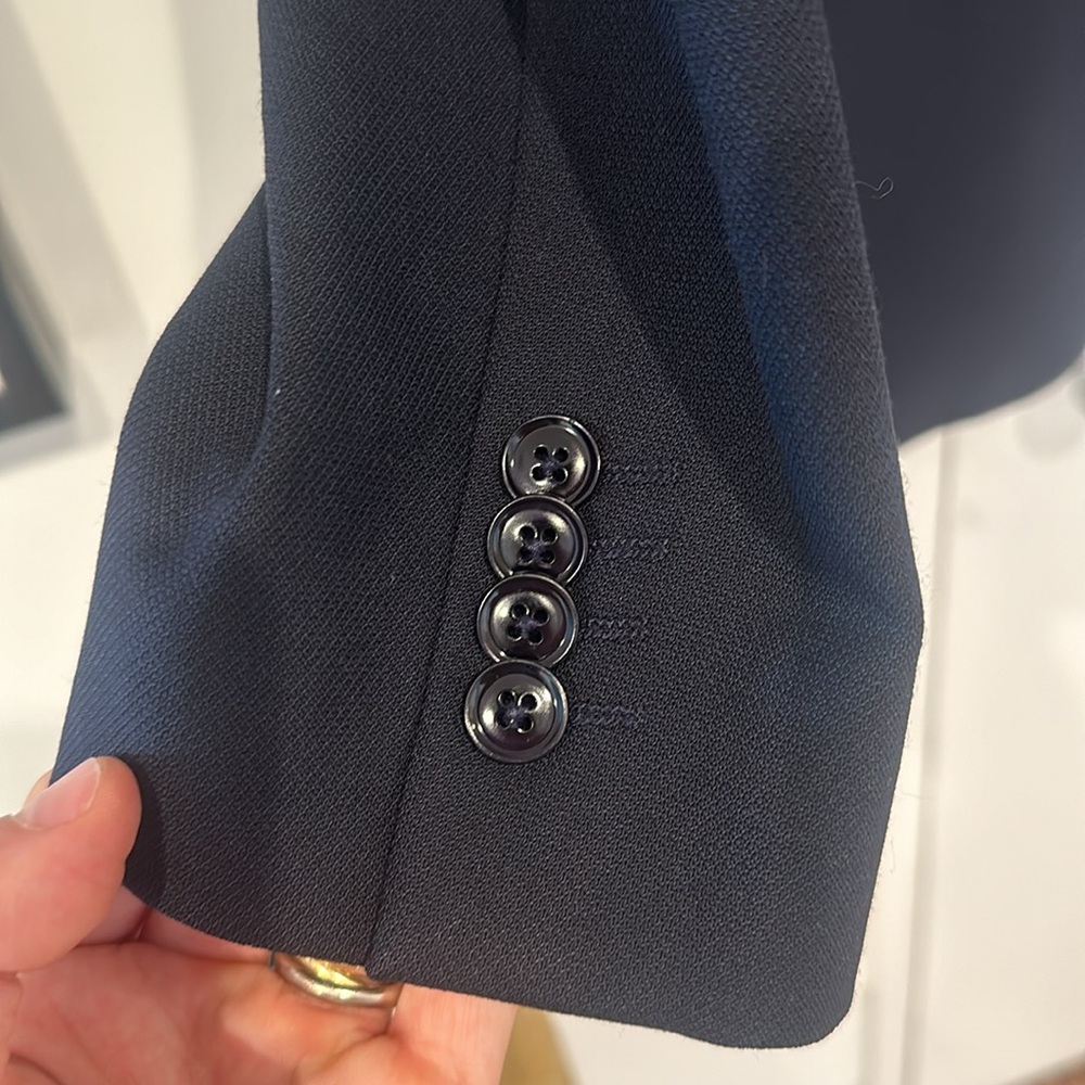 Ready to wear Navy Blue Hugo Boss Sportcoat. Great condition! - Picture 3 of 8